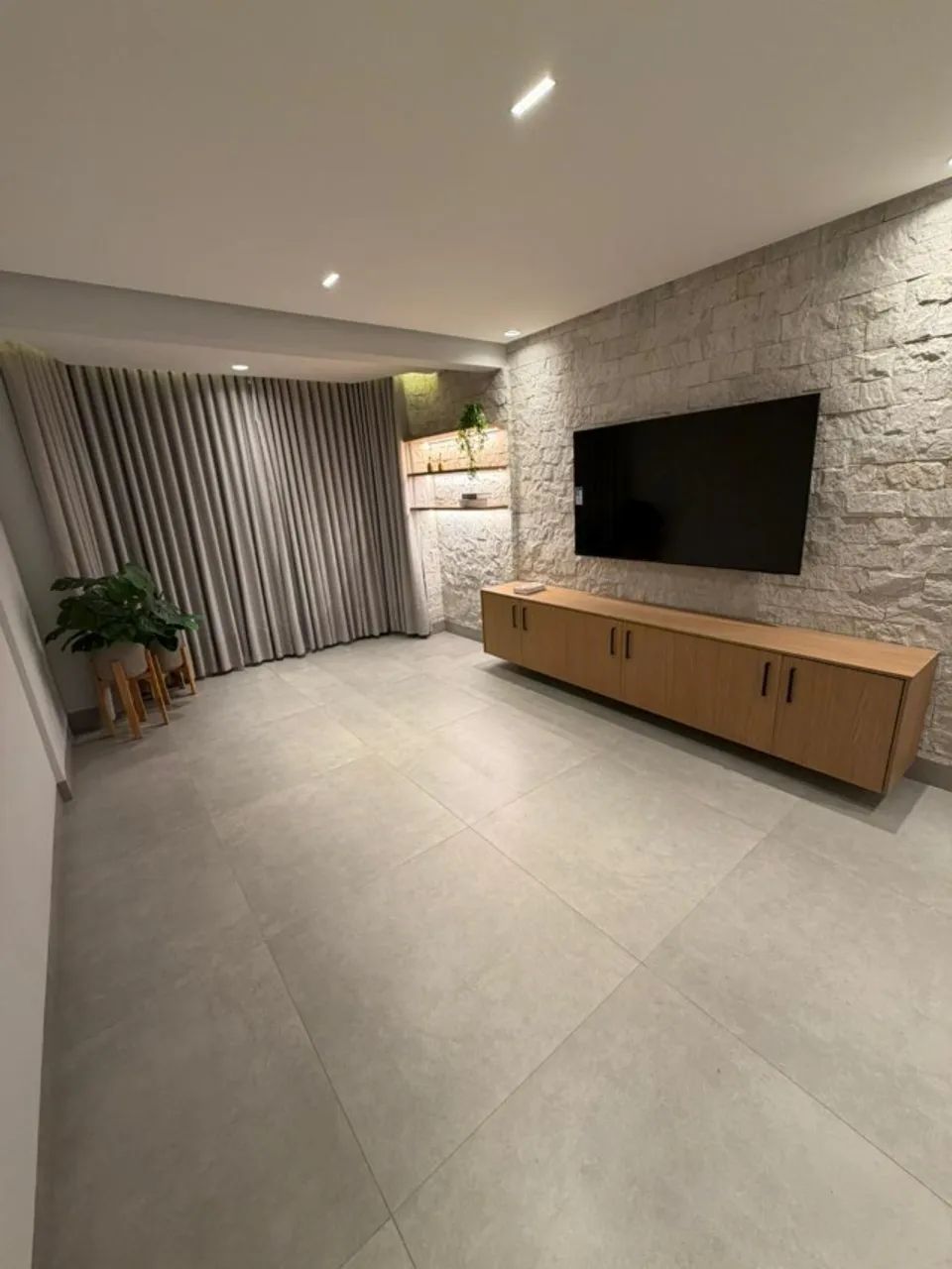 Apartamento reformado com bancada gourmet, suíte, closet e projeto planejado - Foto 3