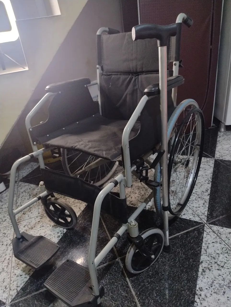 Cadeira de roda + 1 bengala muito pouco usada