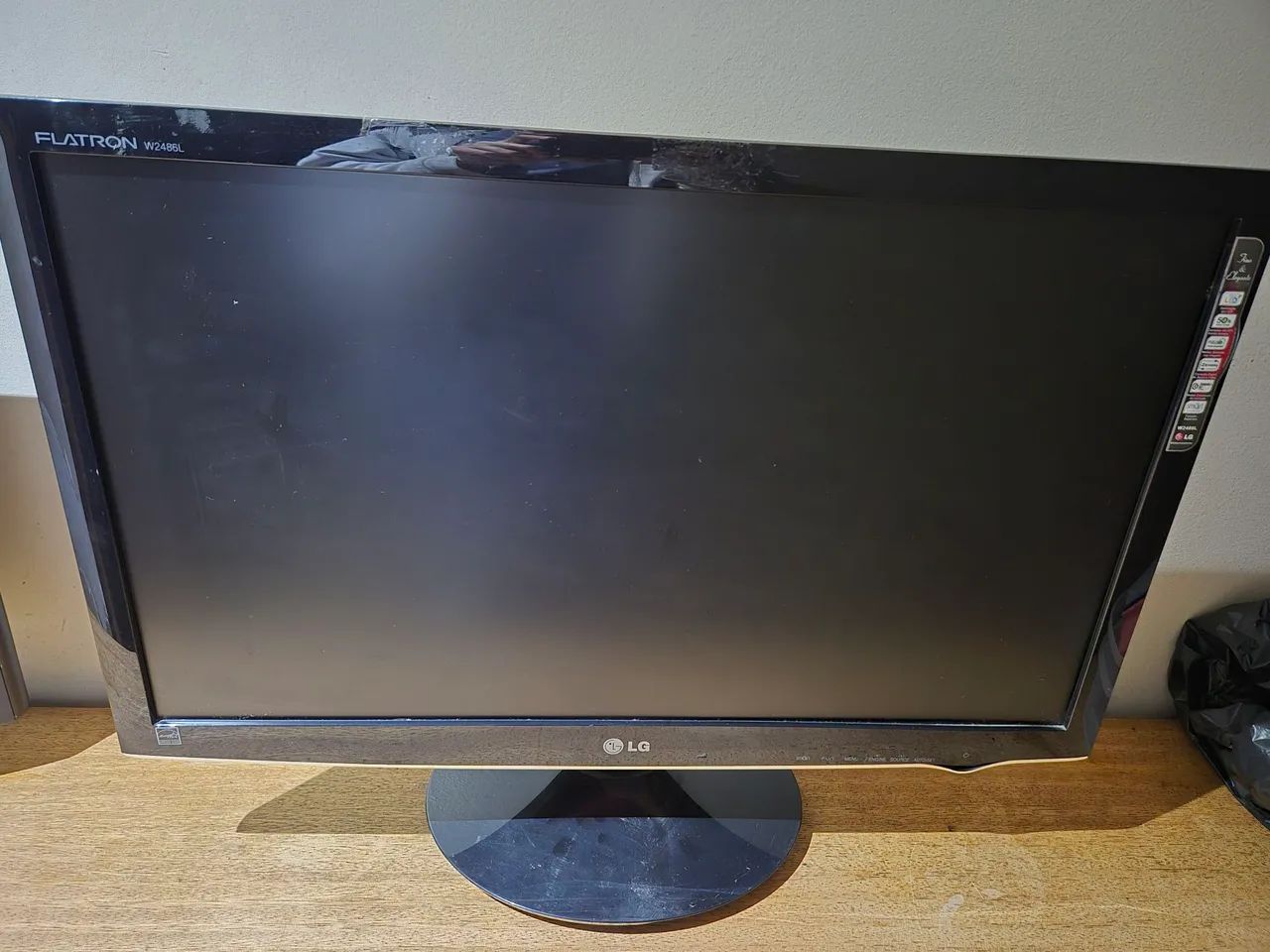 Monitor LG LCD LED com tela widescreen de 24" 