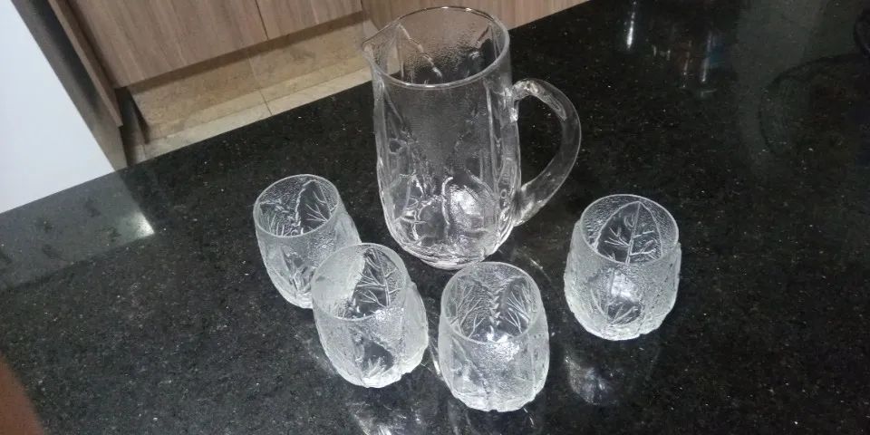 Antiga jarra com copos. Desenho com folhas. Marca Soga