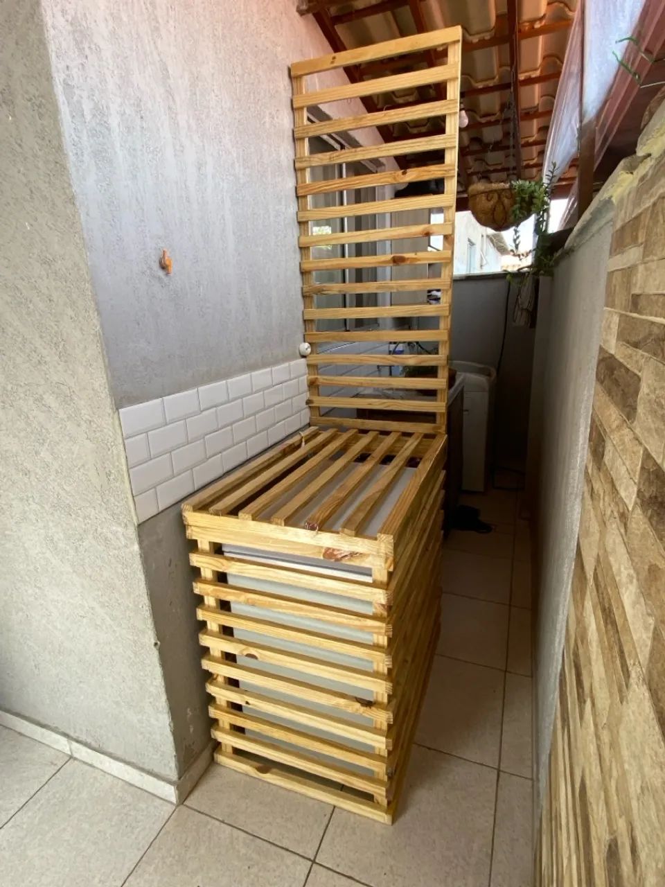 Suporte para freezer com painel ripado em Pinus - Foto 3