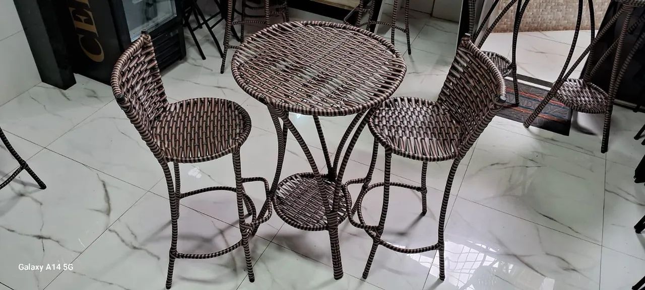 Jogo de banquetas com a mesa