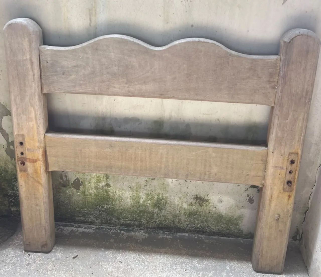 Cabeceira de cama em madeira maciça