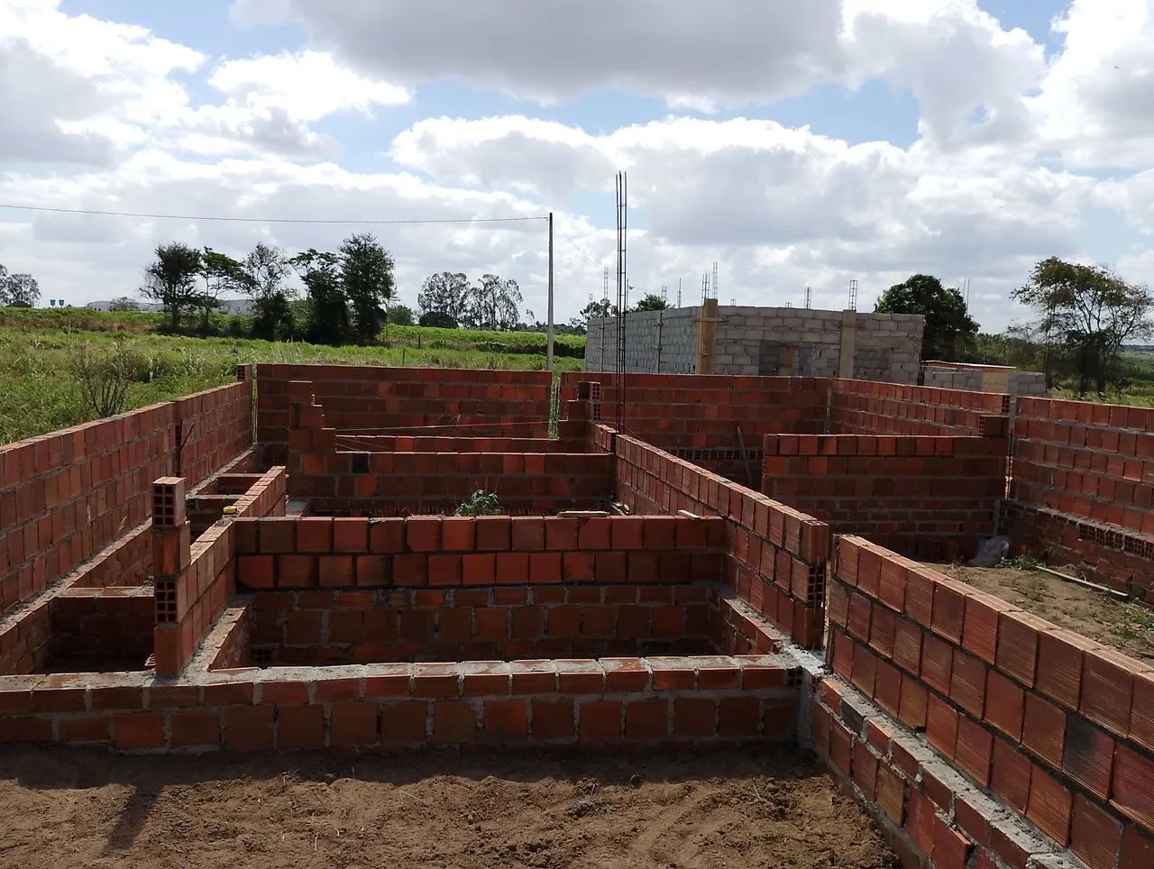 Terreno em construção iniciada com materiais de construção