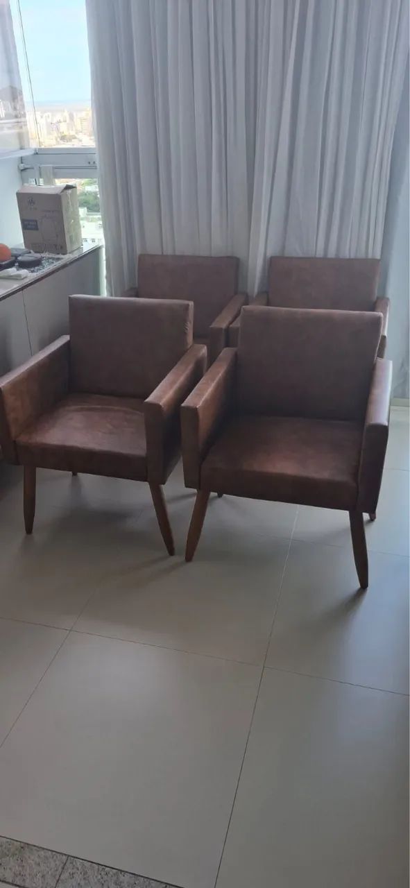 4 Cadeiras de couro marrom R$ 600,00 