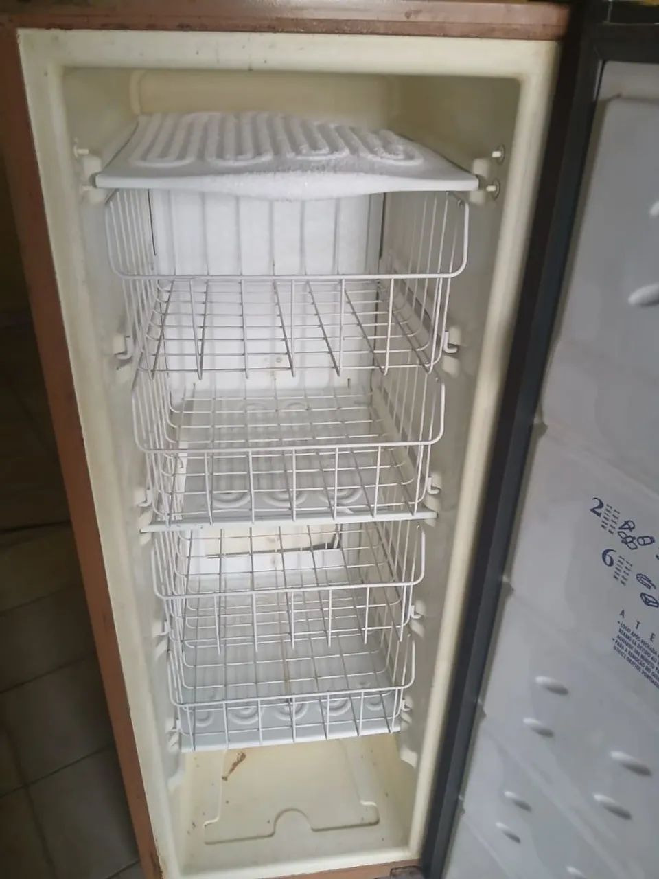 Frezer vertical gelando muito