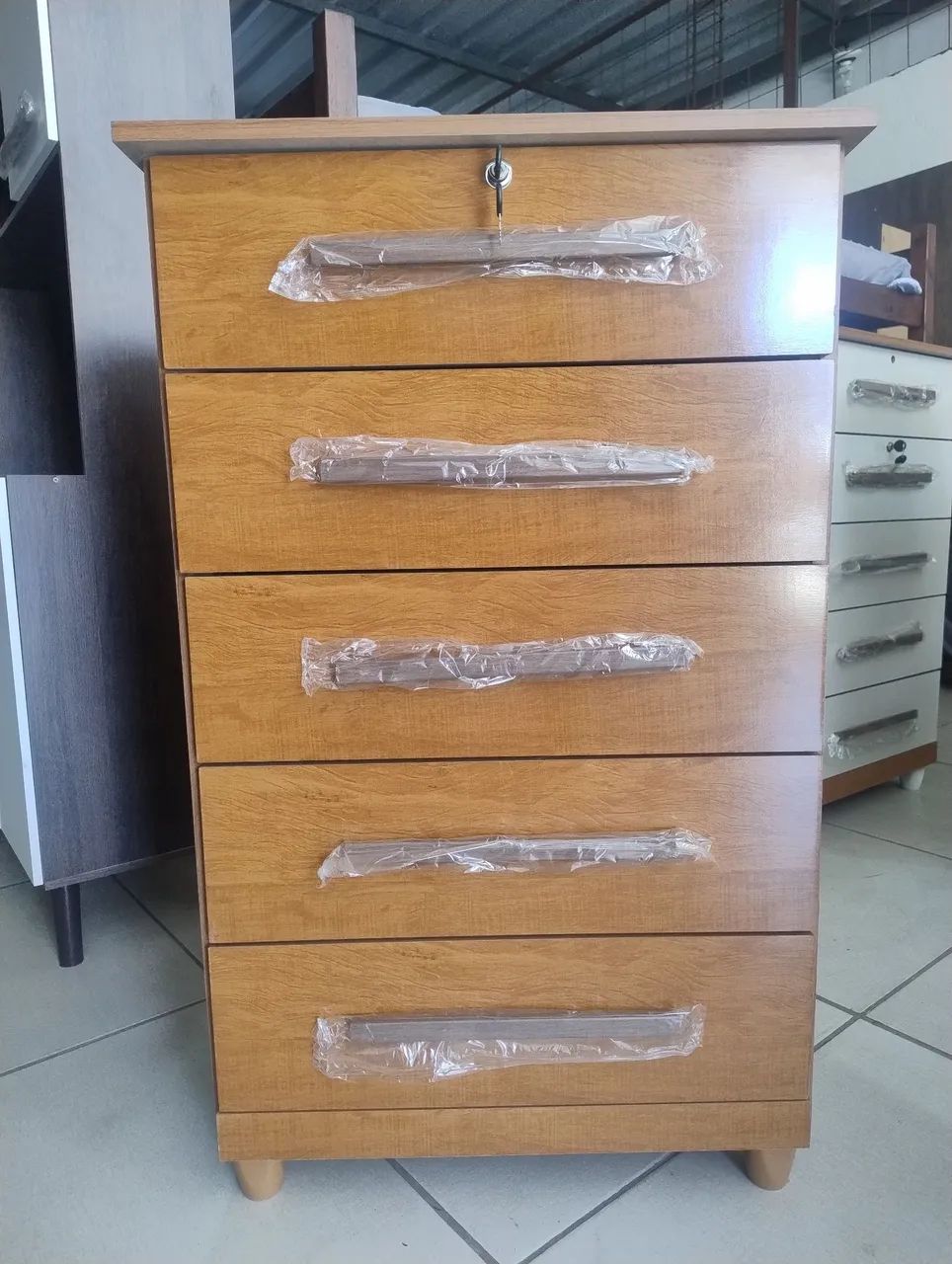 CÔMODA 5 GAVETAS.