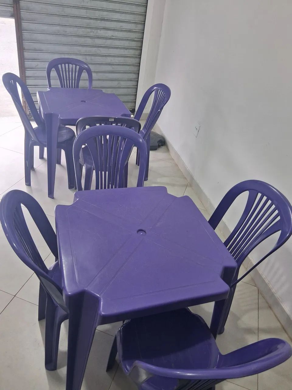2 jogo de mesa com 8 cadeiras de plástico  - Foto 4