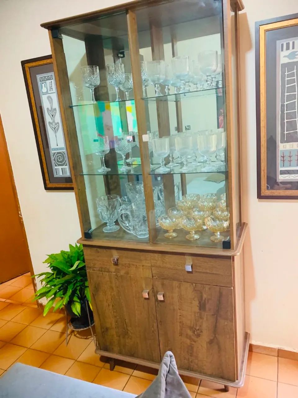 Vendo cristaleira semi nova toda espelhada 