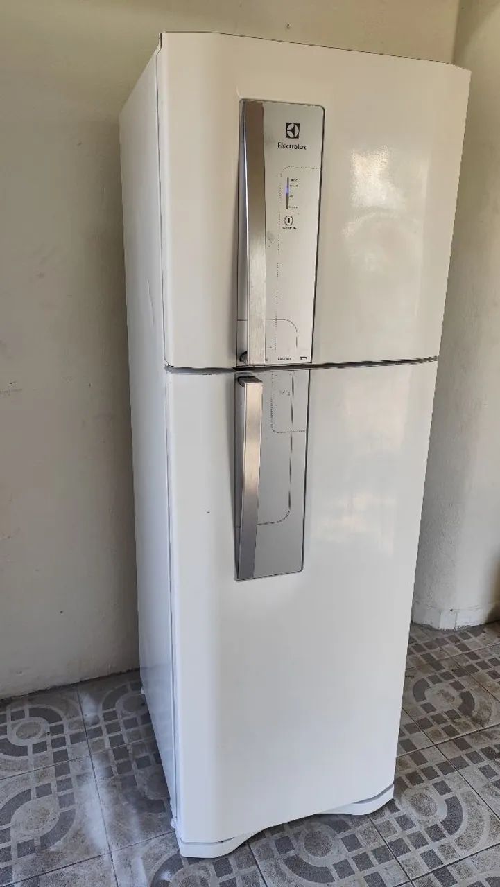 Vendo geladeira Electrolux Frost Free funcionando perfeitamente faço entrega 
