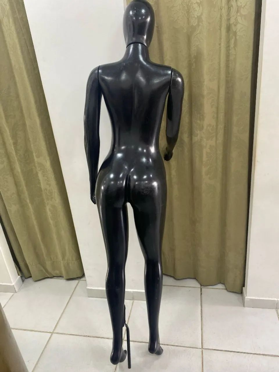 Manequim Slim Feminino de Plástico ( Está sem a base) - Foto 2