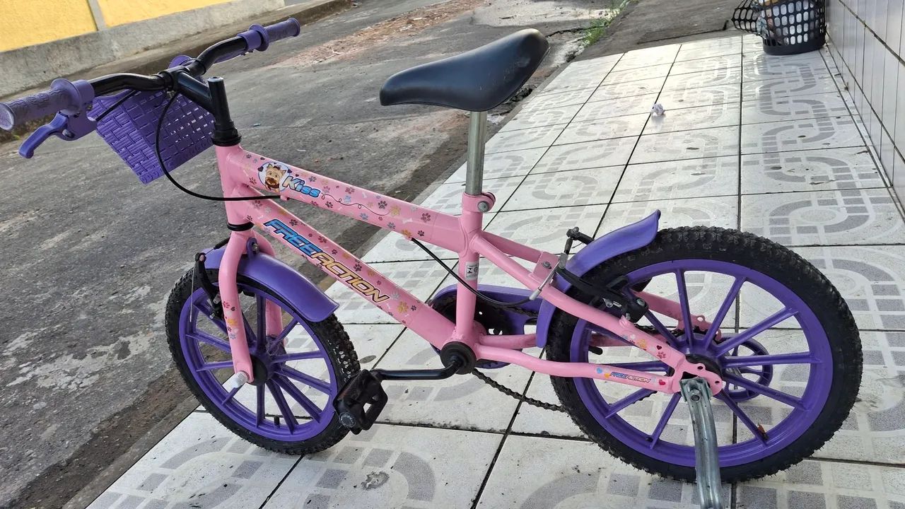 VENDO BICICLETA ARO 16, PARA MENINA COR ROSA E ROXA - Foto 3