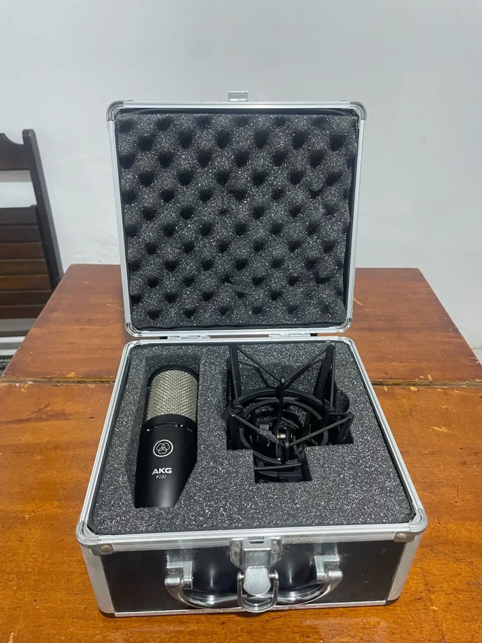 Microfone AKG P220 Condensador - Com Case e Shock Mount - Foto 2