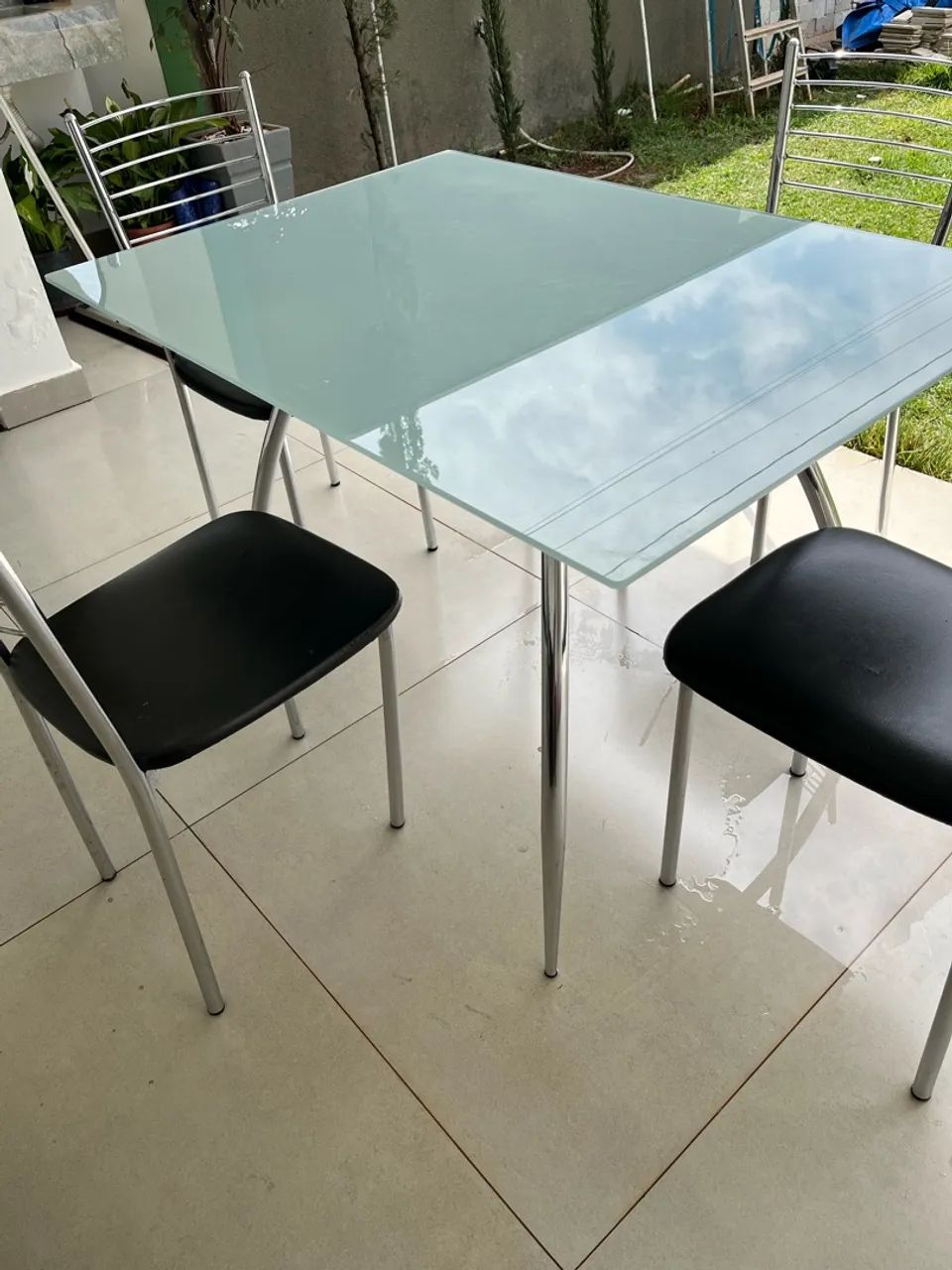 Mesa de vidro com quatro cadeiras inox  - Foto 3