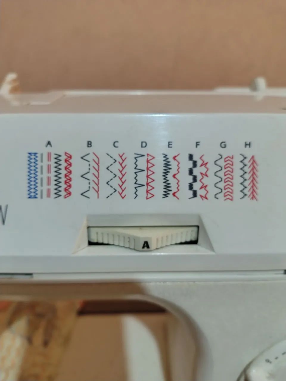 Máquina de costura Singer facilita 127 volts  - Foto 4