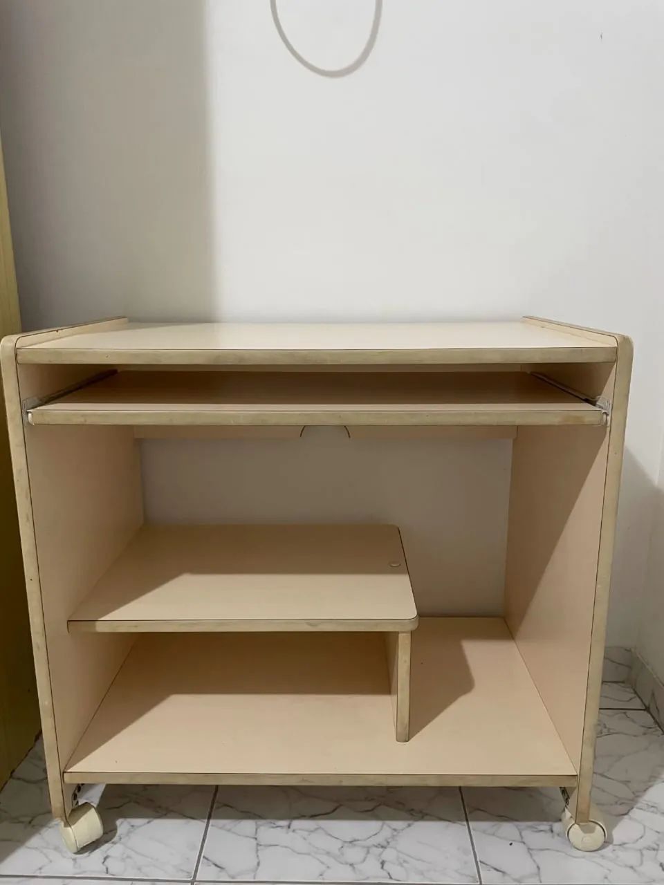 Mesa de estudo com prateleira