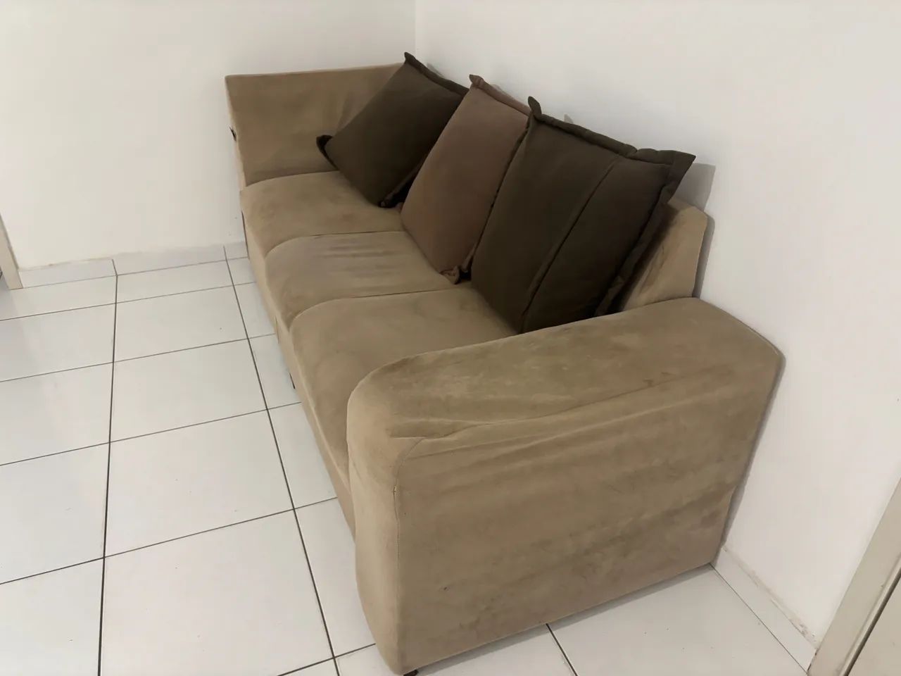 Sofá em L com almofadas 