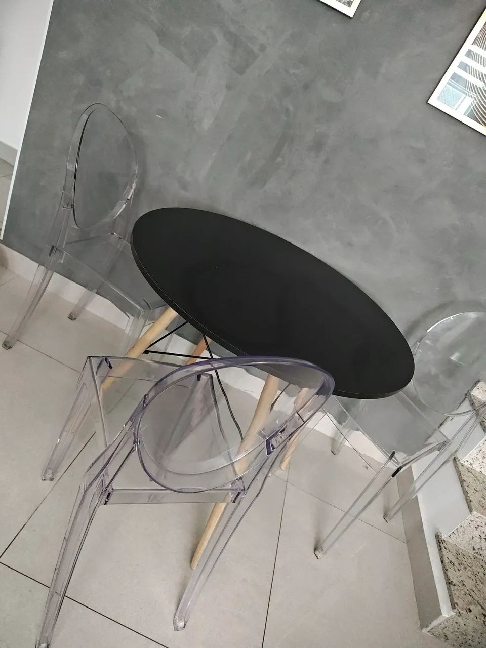 Conjunto de mesa com 3 cadeiras de acrílico 
