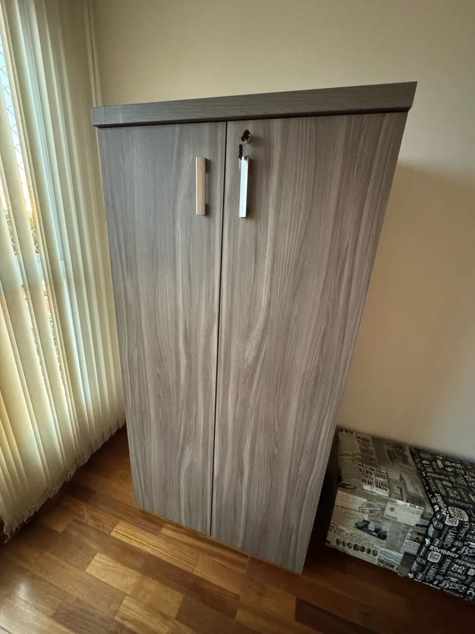 Mesa e armário - Escritório 415079894835548163