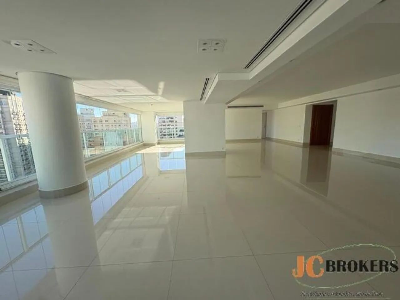 Apartamento com 335m² de área útil, 4 dormitórios sendo 3 suítes, 4 vagas - Foto 4
