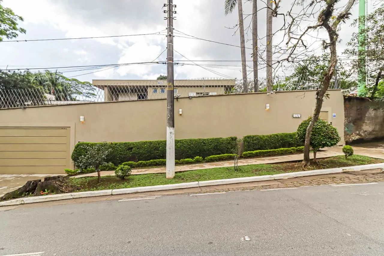 Casa comercial na Avenida Morumbi, 869  380 m²