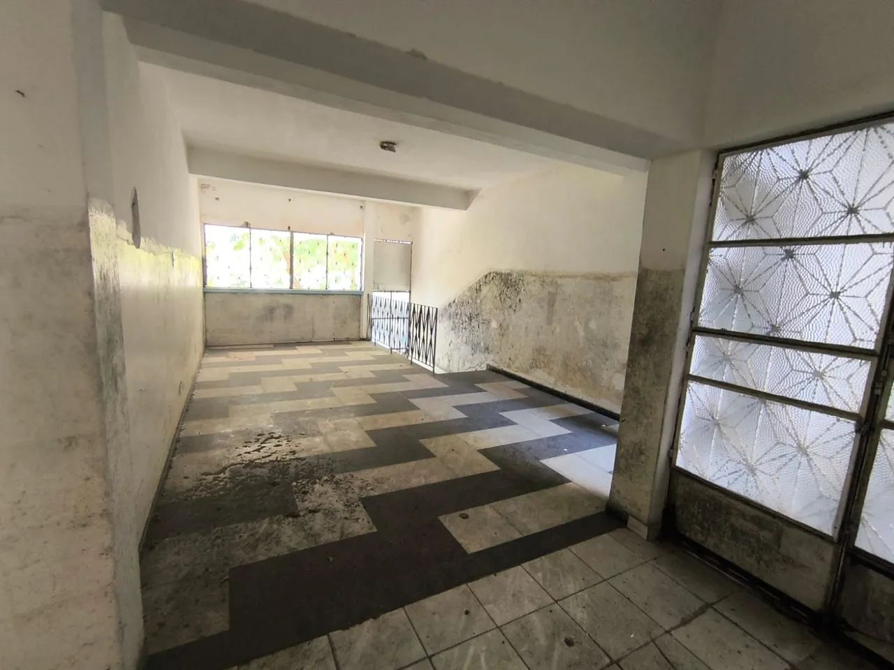 Casa no farol, de 1° andar, com 5/4, garagem, 3 salas, varanda e quintal. - Foto 5