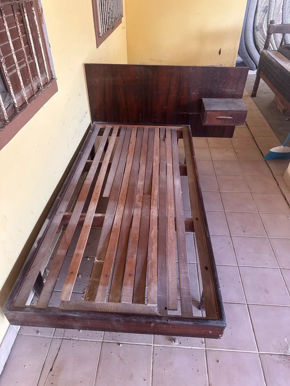 Cama solteiro em madeira maciça com cabeceira  - Foto 5