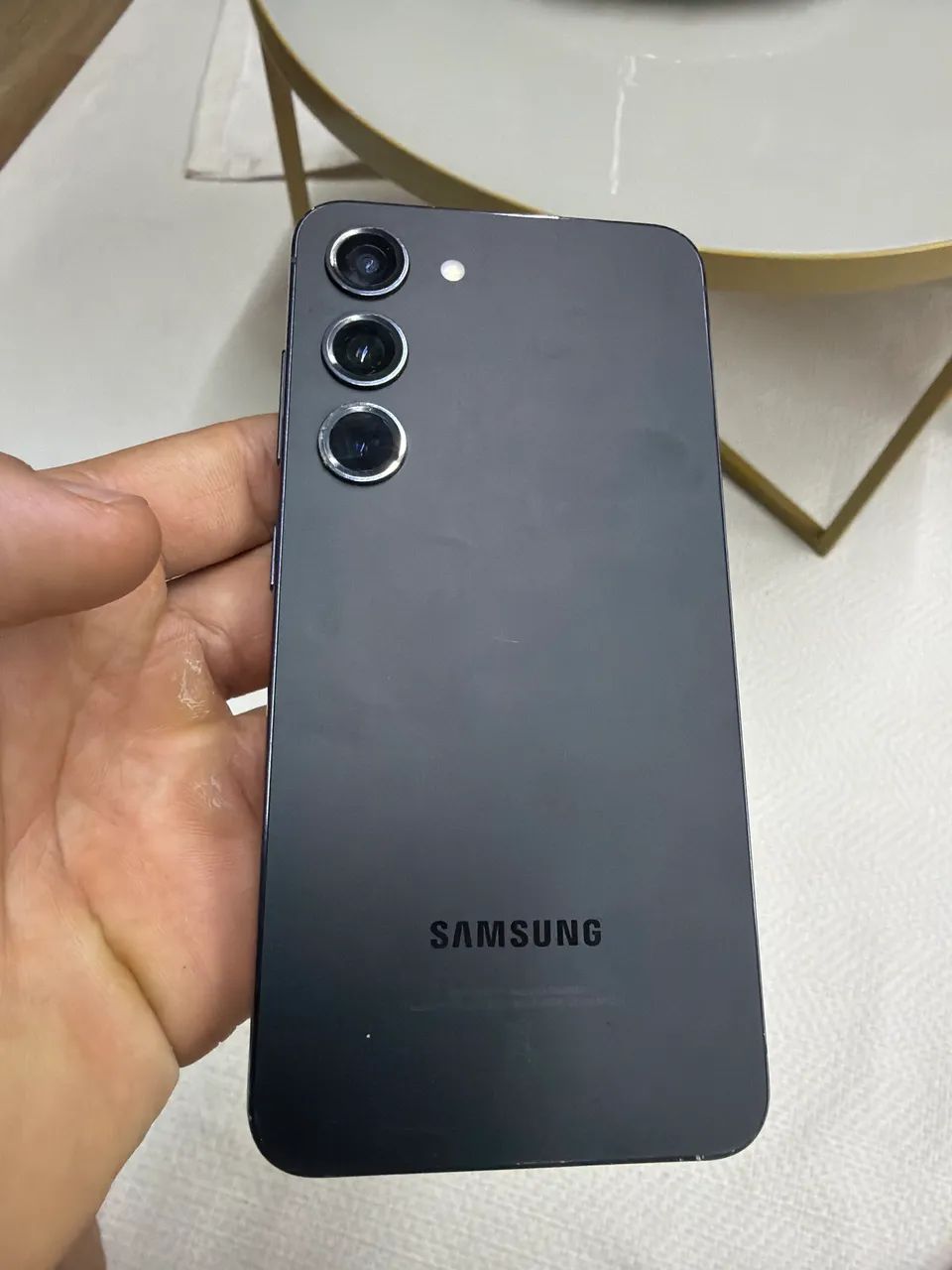  Samsung Galaxy S23 com tela queimada