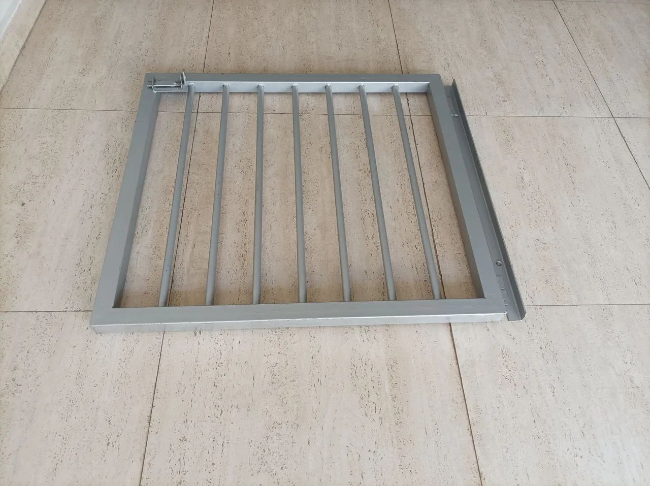 Grade de proteção de metal. Altura: 80cm. Comprimento: 89cm. Largura: 4cm. - Foto 4
