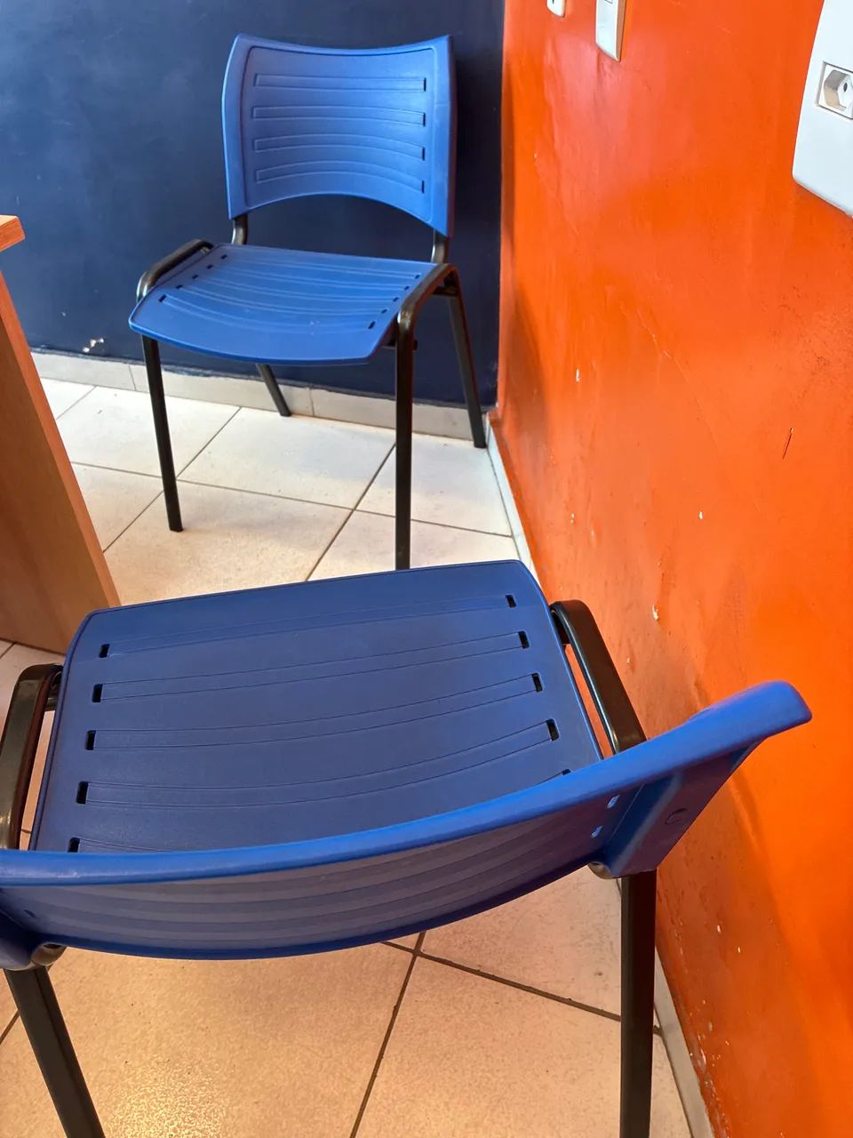 Cadeira de plástico azul - Foto 2