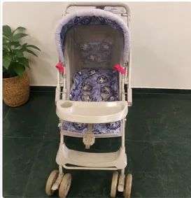 Carrinho de Bebê Reclinável com Bandeja e Cesto