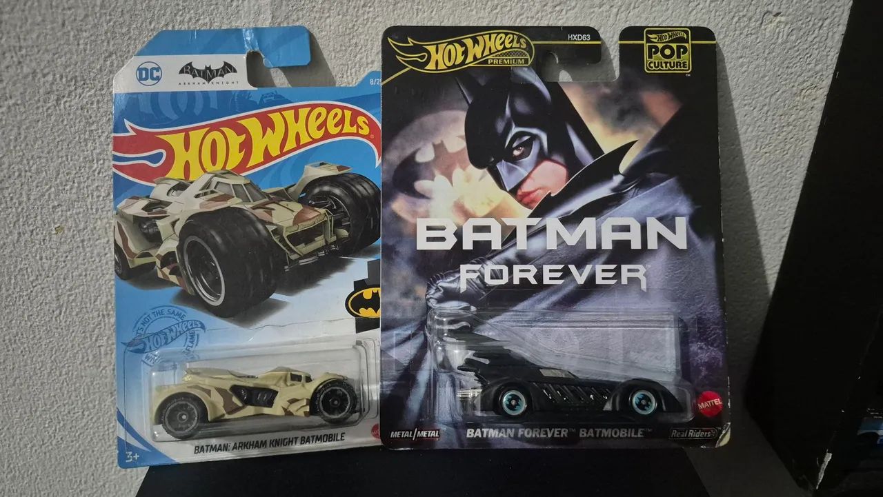 Hot Wheels Batman premium e basica