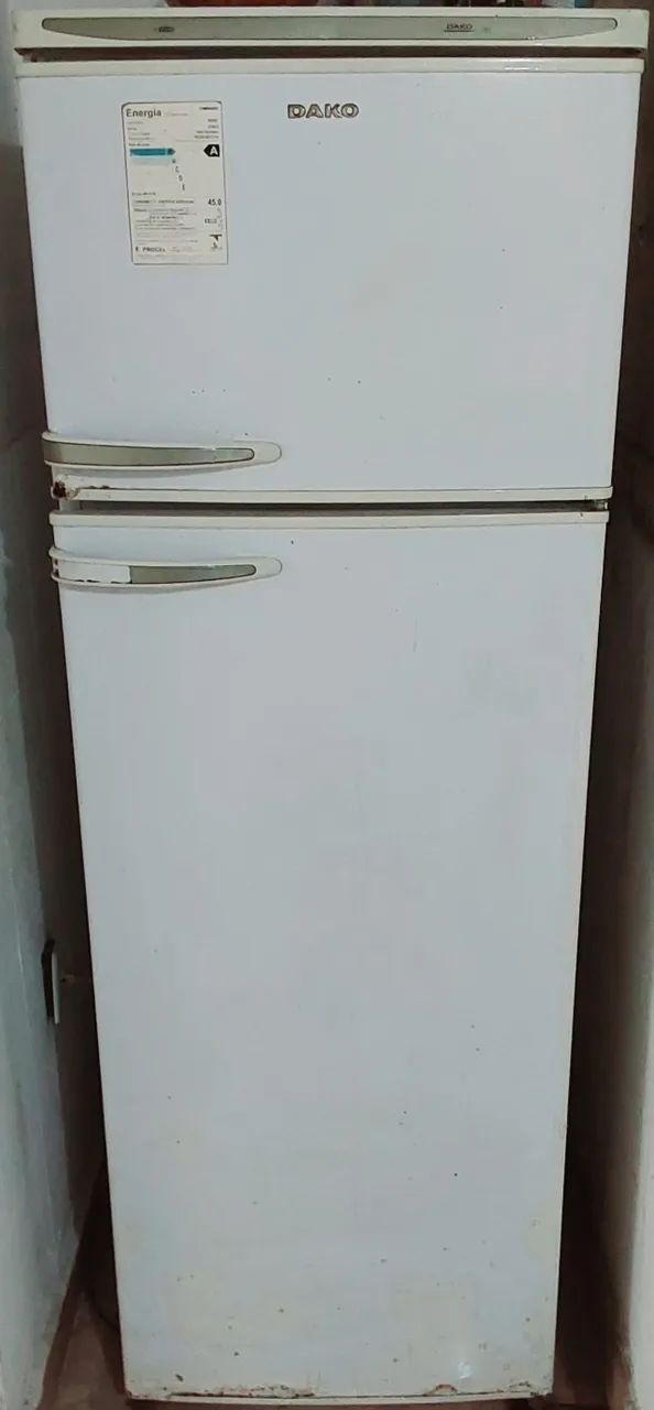 Geladeira Dako funcionando perfeitamente com marcas de uso 