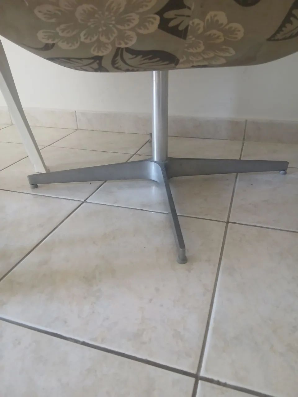 Duas Poltronas giratória modelo borboleta com base em inox.