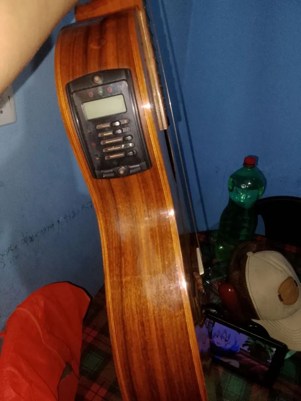 Vendo um violão 