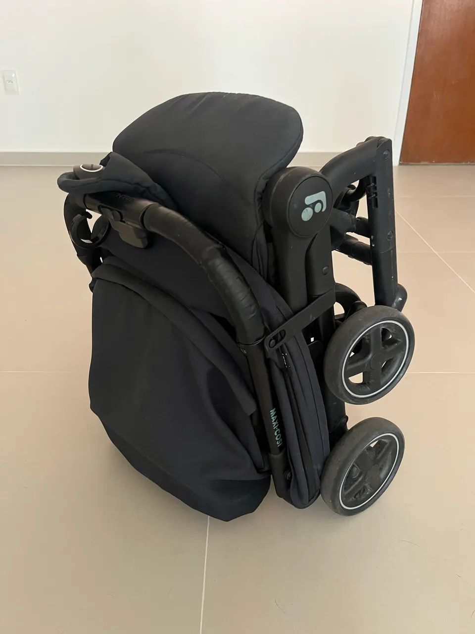 Carrinho de bebê compacto Maxi Cozi azul marinho  - Foto 5