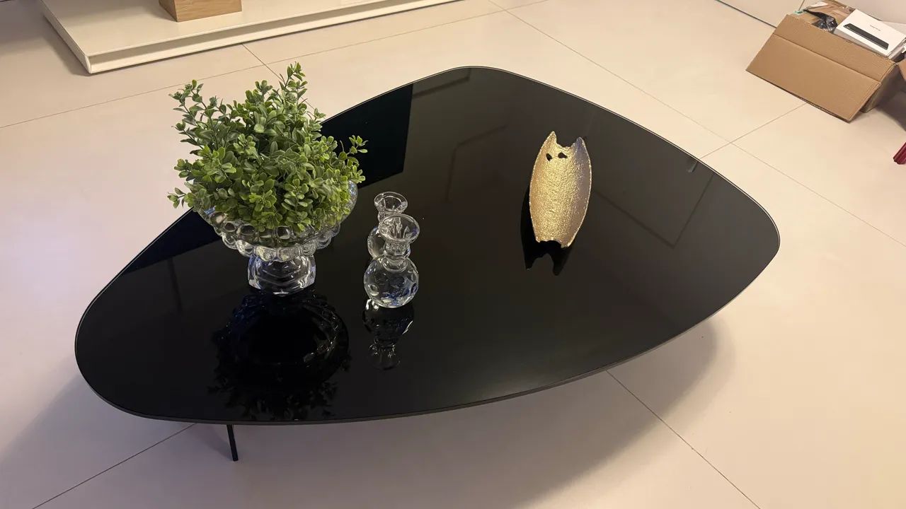 Mesa de Centro Preta com Tampo em Vidro - Moderna e Sofisticada - Foto 2