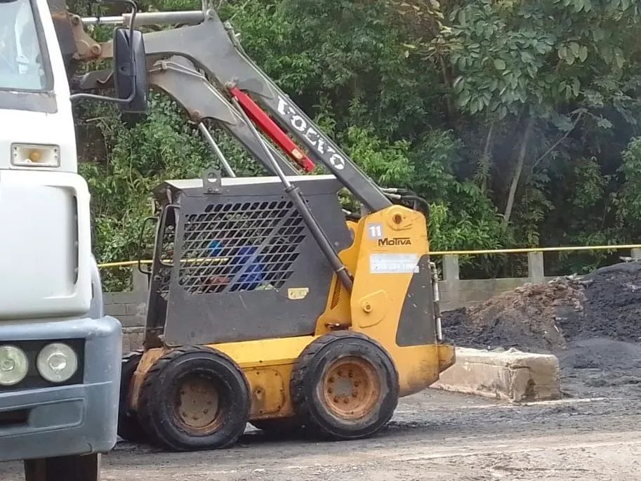 Mini carregadeira volvo mc80 - baixei pra vender rápido  80mil 