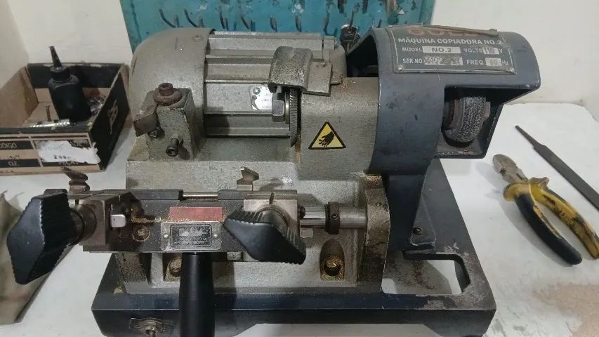 VENDO MAQUINA DE CHAVE SEMI NOVA