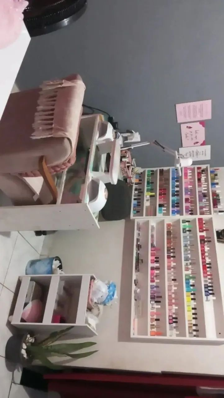 Vendo material de unha completo com mesa poltronas e etc mais informações no pv 