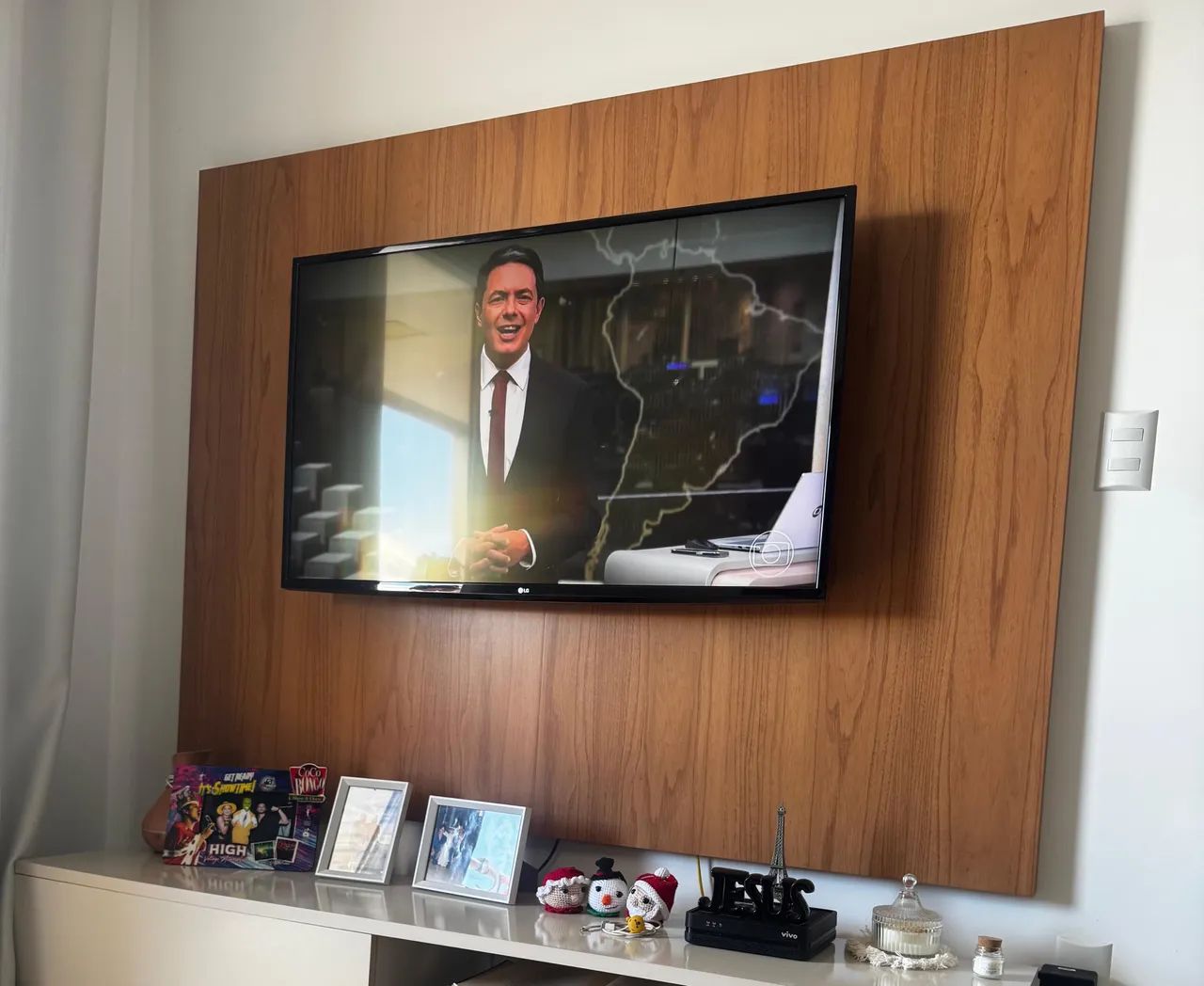 PAINEL PARA TV EM MDF - MODERNO, ELEGANTE E EM EXCELENTE ESTADO!
