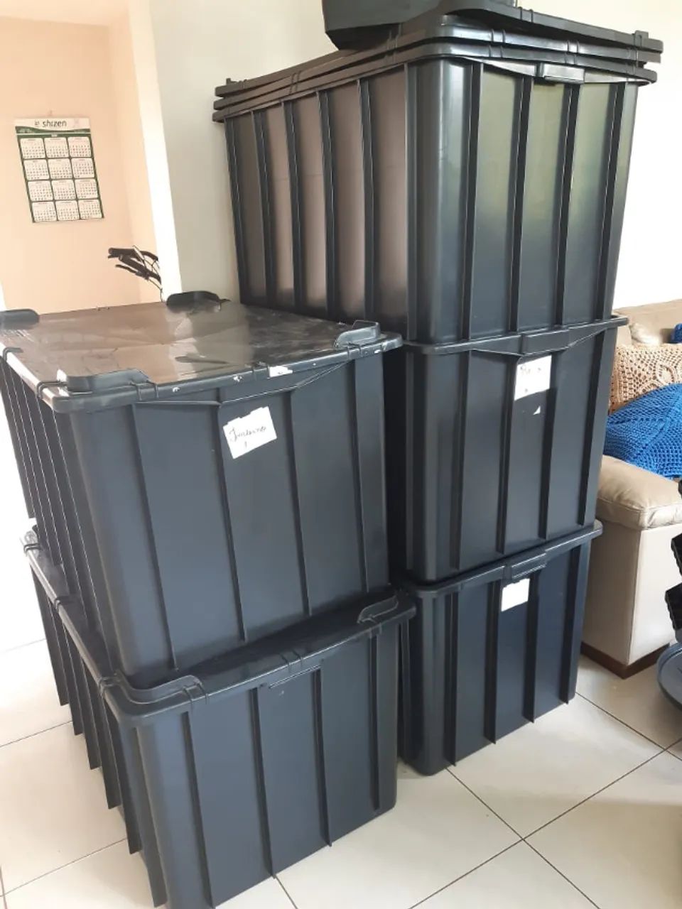 Vendo caixa organizadora container 180 litros com tampa preta