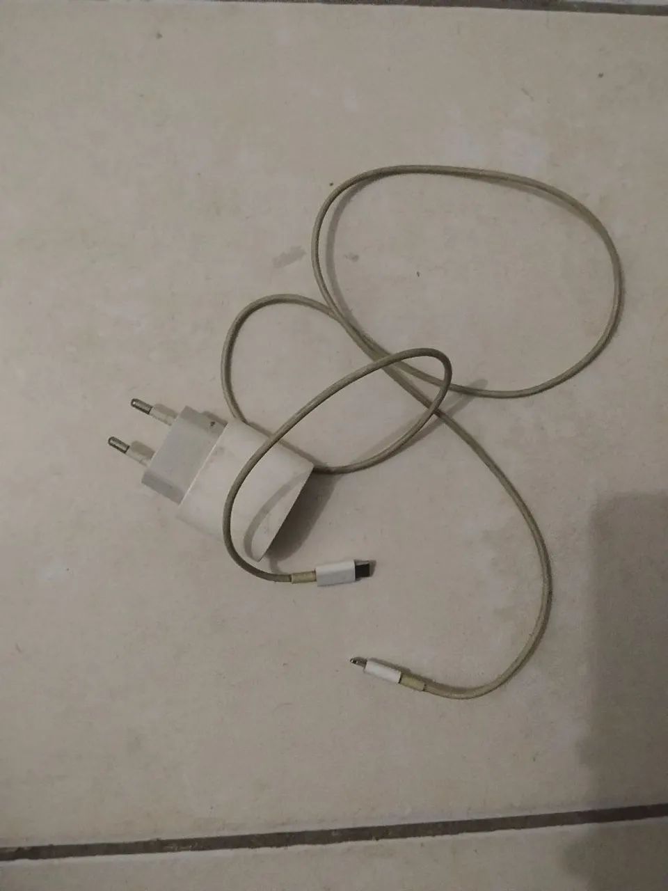Carregador Apple original usado 