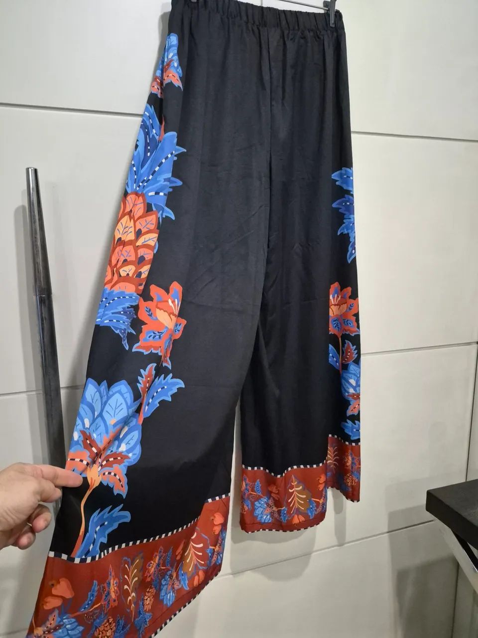 Pantalona Boho Chic preta com estampa Tam. XL - Foto 4