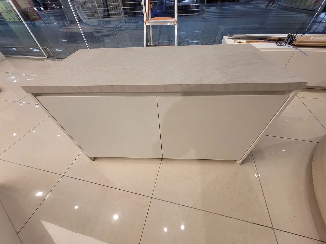 Móveis Comerciais Novos - Impecáveis e Prontos para Uso