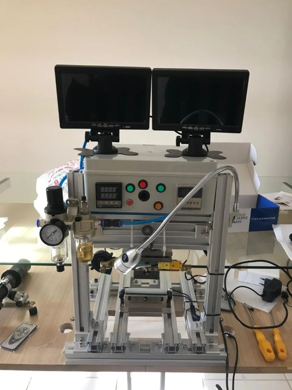 Máquina ACF para reparo em telas de TV