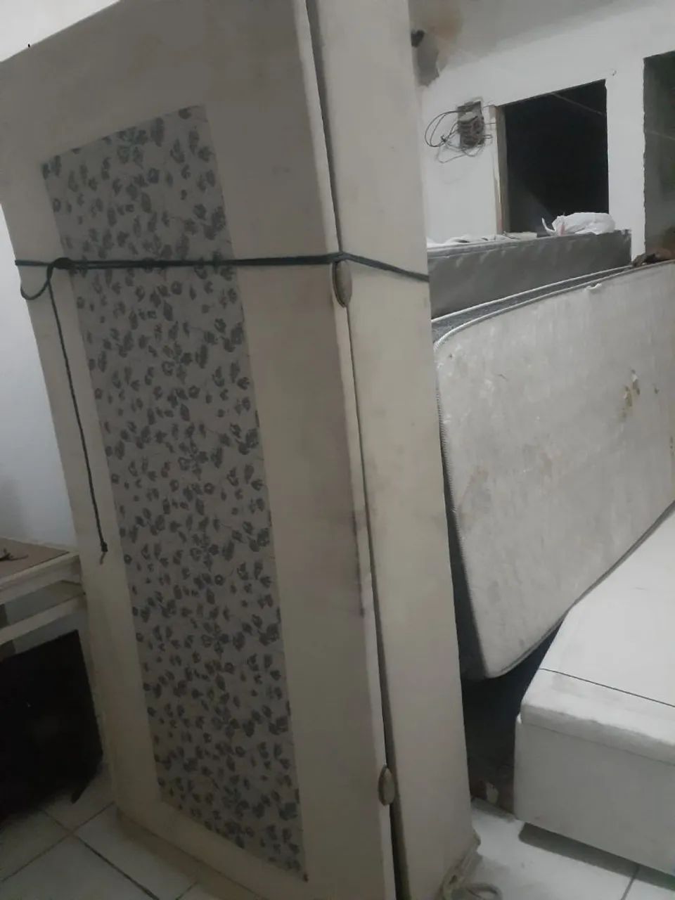 Duas camas solteiro baú e um colchão  - Foto 5