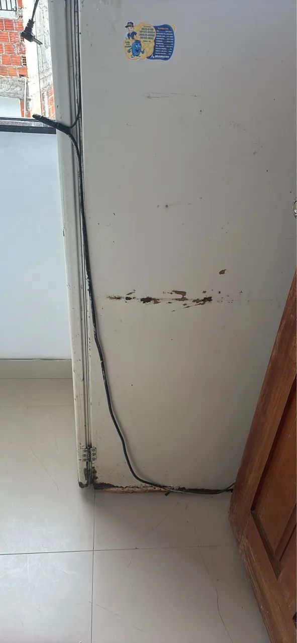Vendo geladeira fucionando perfeitamente bem com apenas um defeito na porta  - Foto 2