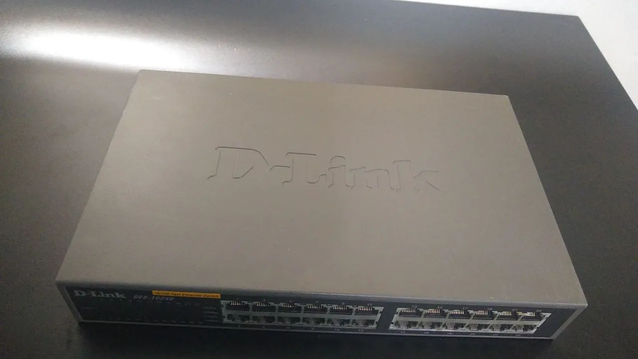 Switch D-Link DES-1024D. 