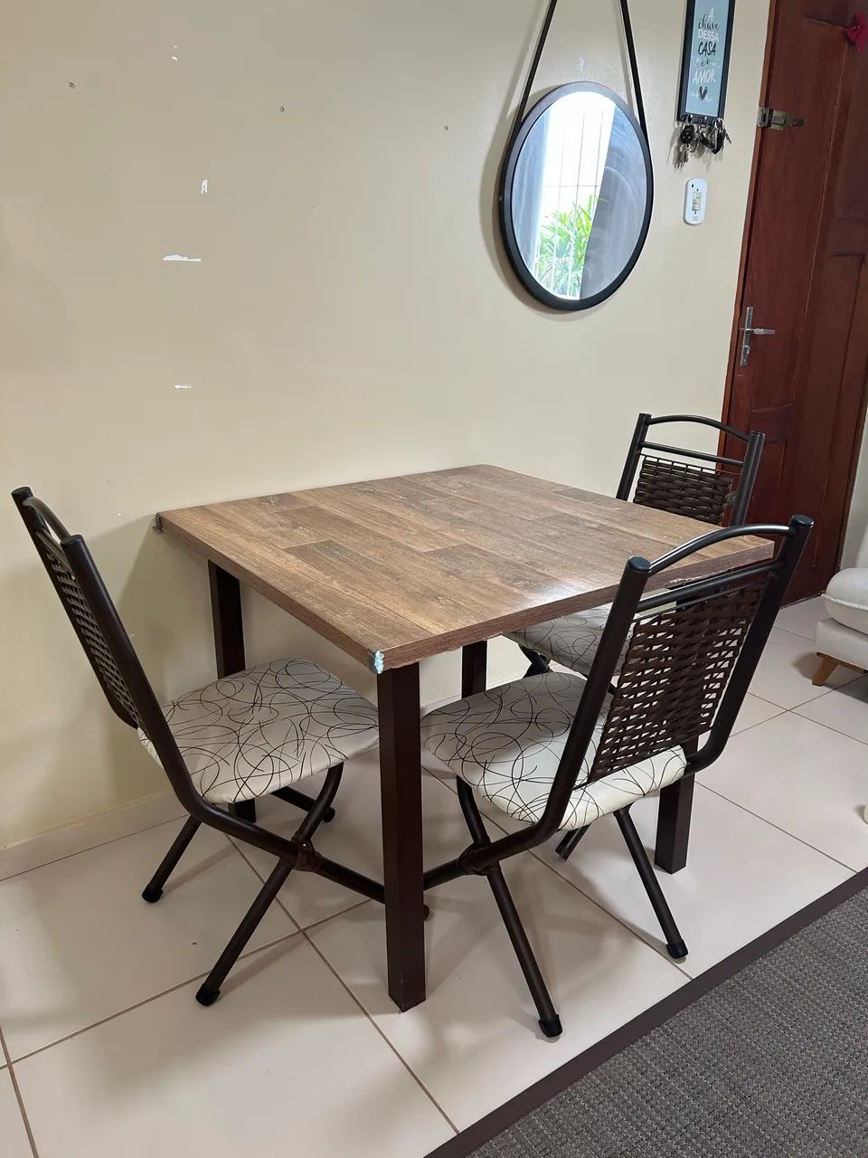 Mesa de jantar + três cadeiras